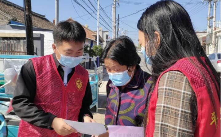 9月2日，鎮(zhèn)里的工作人員正在給村民宣傳生物質(zhì)清潔取暖的好處，從經(jīng)濟(jì)、環(huán)保、安全、高效、便捷等方面向群眾詳細(xì)介紹，并向現(xiàn)場(chǎng)群眾和過往行人發(fā)放《生物質(zhì)顆粒爐具政策解讀及安裝明白紙頁》，對(duì)群眾關(guān)心關(guān)注的問題進(jìn)行答疑解惑。